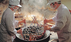 専用に作られた炊き場では、化学調味料を使わず、昆布の旨味を十分に生かして丁寧に手作業で昆布巻や佃煮が作られている。
